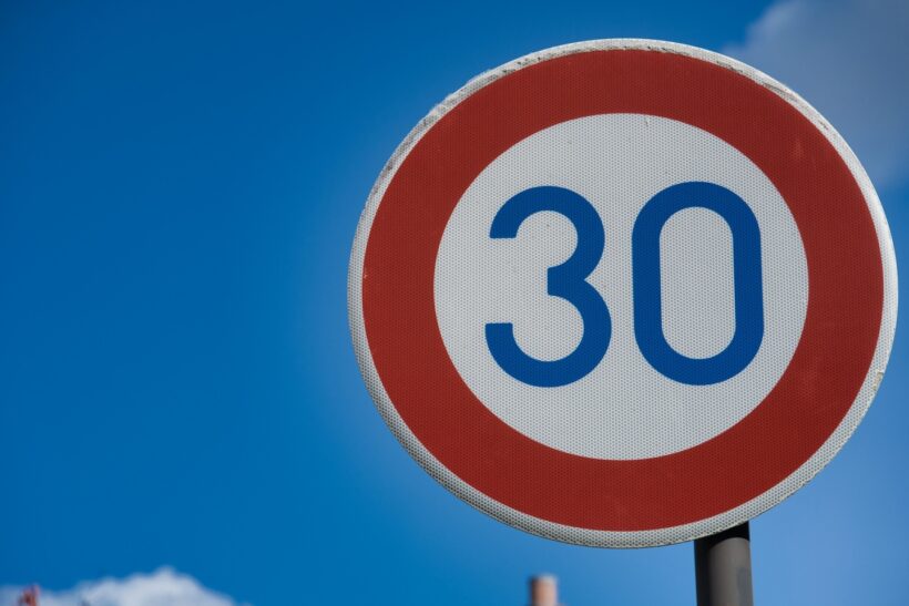 最高速度30キロ制限の標識