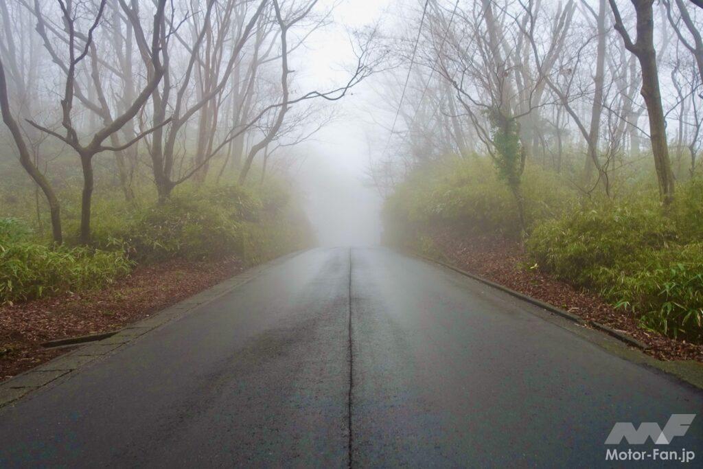 濃霧が立ち込める道路
