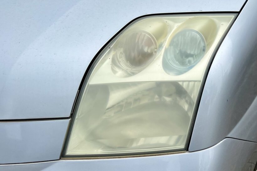 黄ばんだヘッドライトの写真