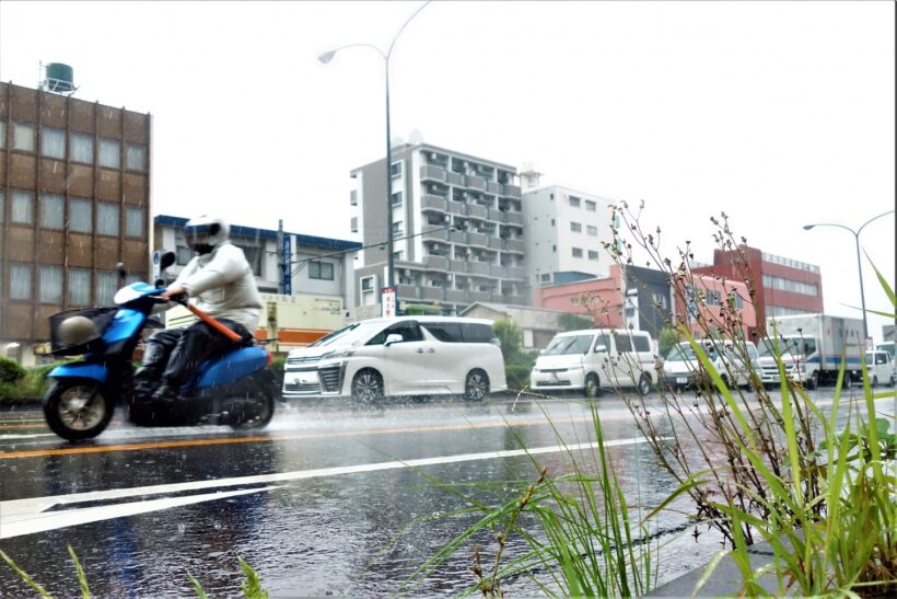 原付と町並みの写真