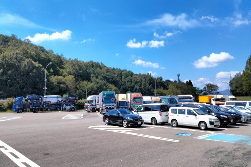 サービスエリアに車が止まっている写真