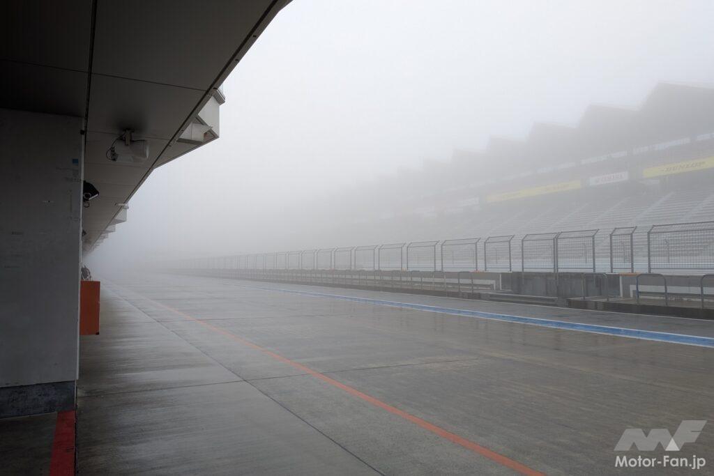 霧が発生している道路脇からの画像