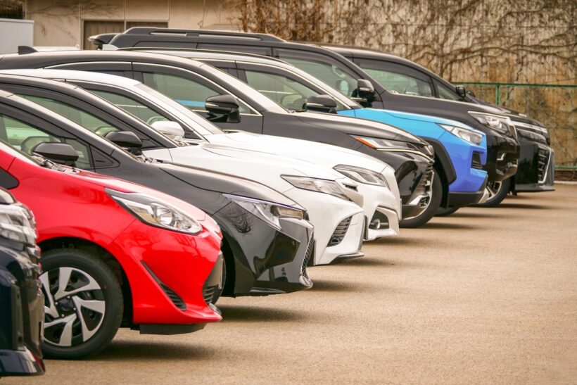 車が並んでいる写真