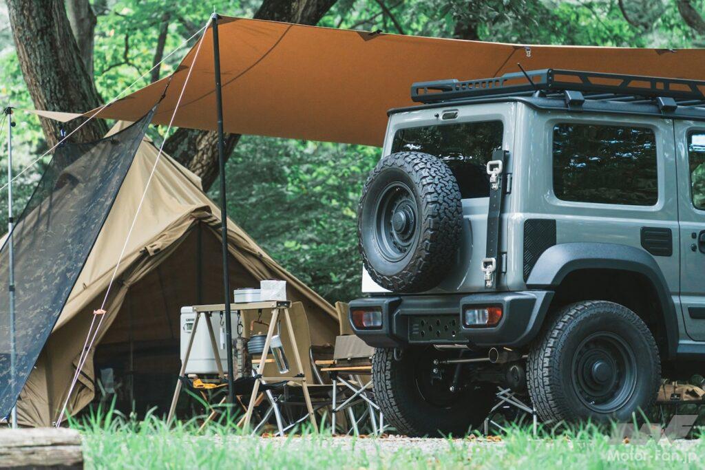 キャンプ場に止まっている車の写真