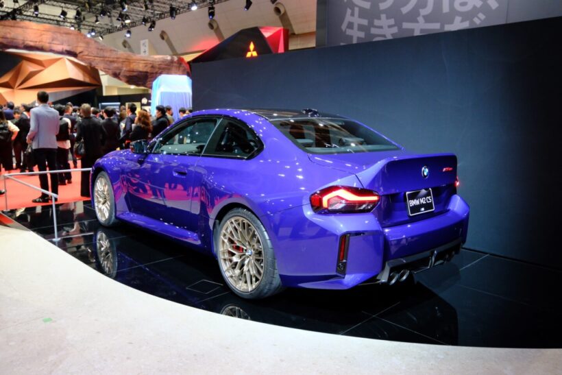 標準装備となるMカーボンルーフやCS専用のリアディフューザーが非常にスポーティな印象。リヤの「M2 CS」ロゴは赤い縁取りでデザインされている。