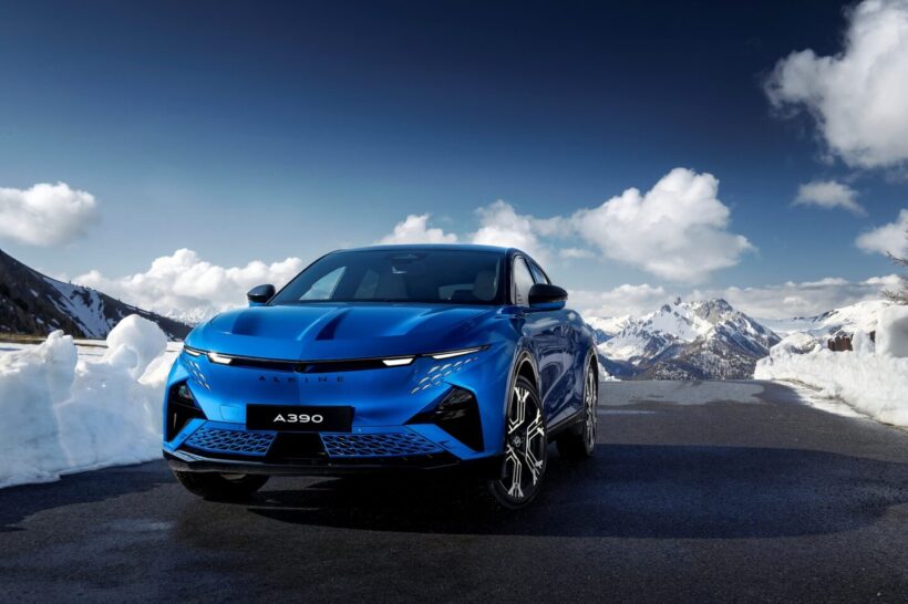 独自の存在感を放つアルピーヌ。そのエンブレムに込められたスピリットを紹介する（写真は最新モデルかつ初のBEV "A390"）。