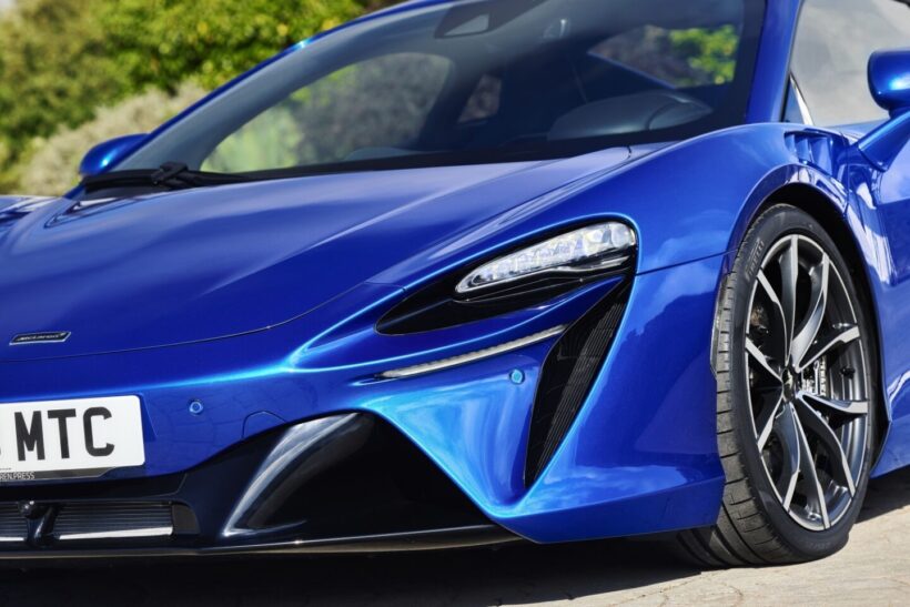 常に“より速く、より美しく”を追い求めるマクラーレン。そのエンブレムは、人と技術が共に挑戦を続ける姿勢を象徴している（写真はハイブリッドモデルの「アルトゥーラ」）。