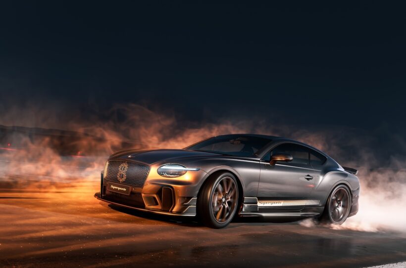 「ベントレー スーパースポーツ」の走行シーン。