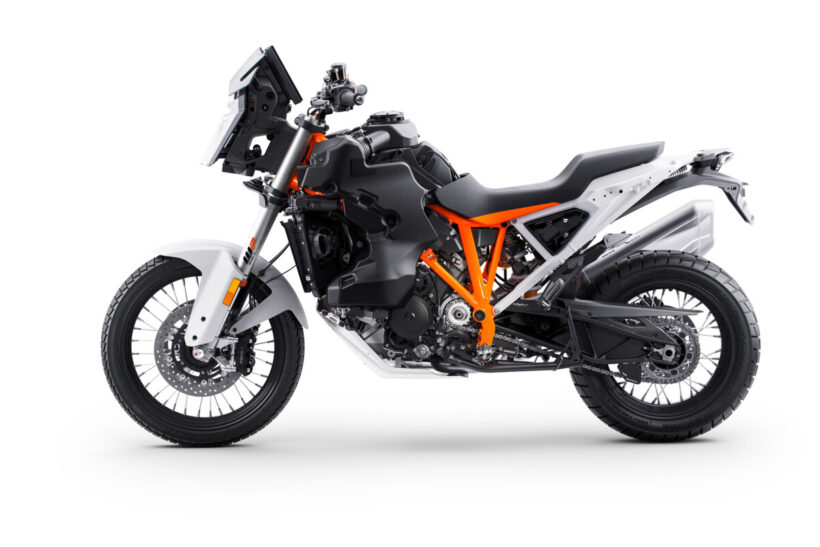 剛性を高めたフレームに新世代LC8エンジンを搭載！KTM 1390 Super