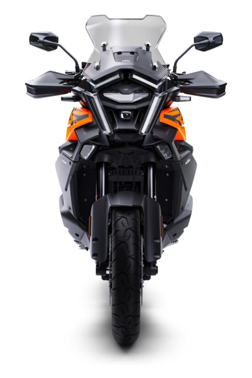 剛性を高めたフレームに新世代LC8エンジンを搭載！KTM 1390 Super