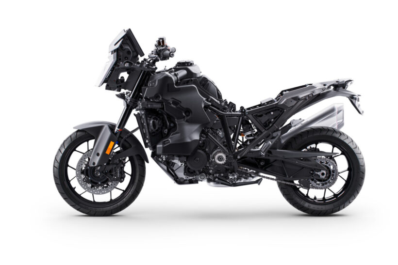 剛性を高めたフレームに新世代LC8エンジンを搭載！KTM 1390 Super