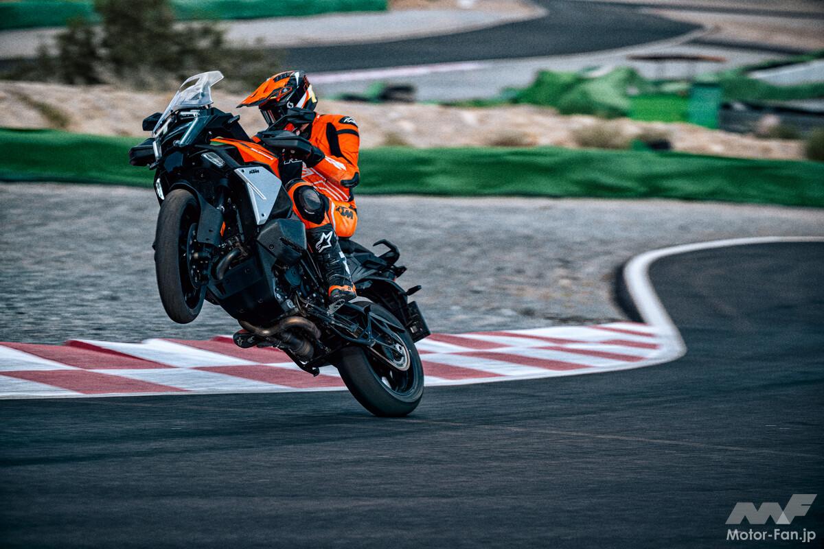 剛性を高めたフレームに新世代LC8エンジンを搭載！KTM 1390 Super