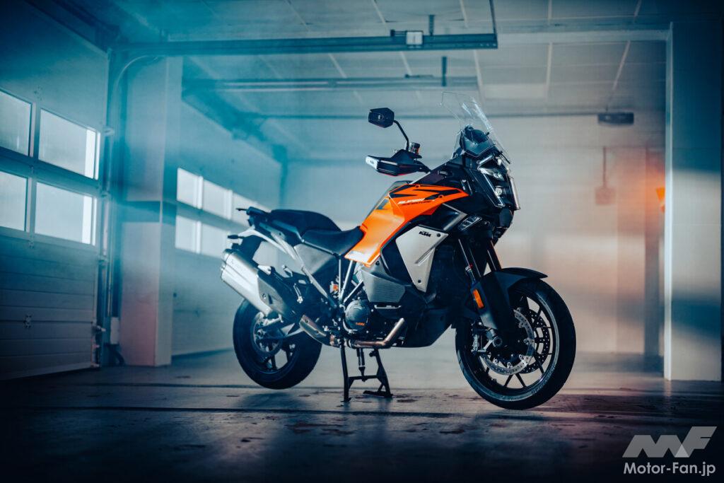 剛性を高めたフレームに新世代LC8エンジンを搭載！KTM 1390 Super