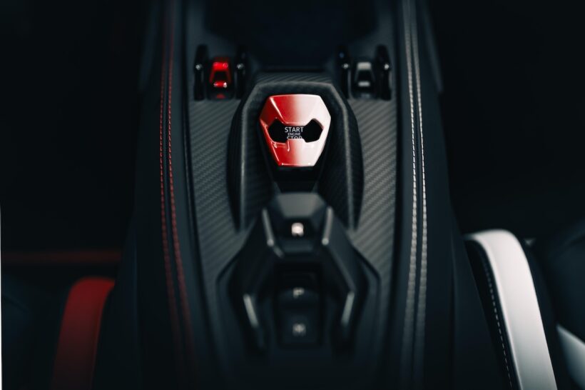 フェノメノと同時公開された「レヴエルト アド・ペルソナム」は、日本文化をイメージした紅白2色の縦ツートンが採用された。