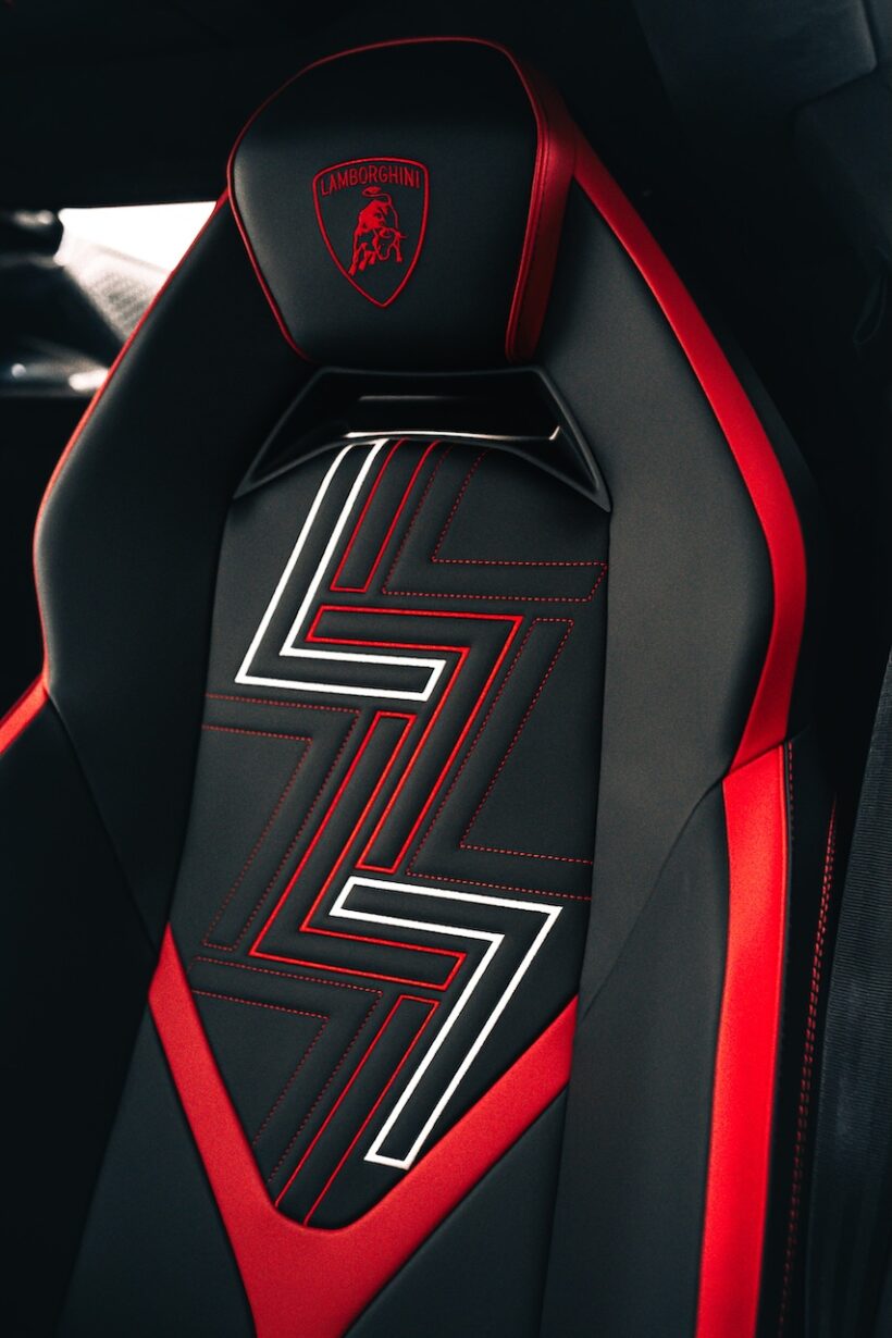 フェノメノと同時公開された「レヴエルト アド・ペルソナム」は、日本文化をイメージした紅白2色の縦ツートンが採用された。