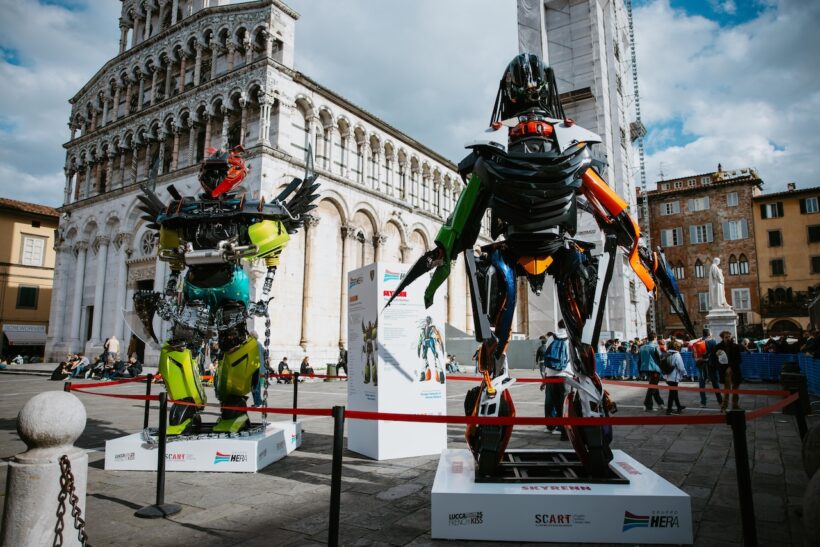 ヘラ・グループのアートラボ「SCART」プロジェクトとのコラボレーションで完成した、6体のロボット。