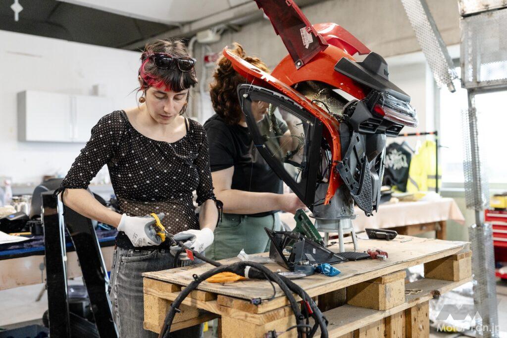 6体のロボットの製作の様子。