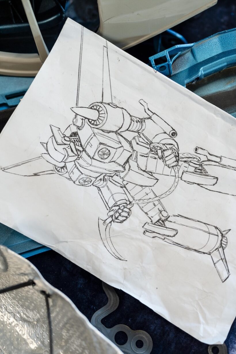 6体のロボットの製作の様子。