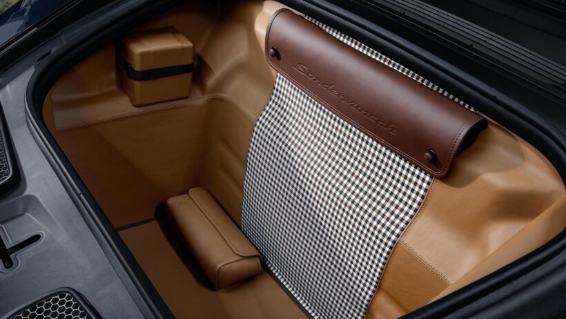 「ポルシェ 911 GT3 ツーリングパッケージ “オセロット”」のインテリア。