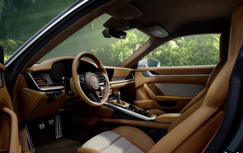 「ポルシェ 911 GT3 ツーリングパッケージ “オセロット”」のインテリア。