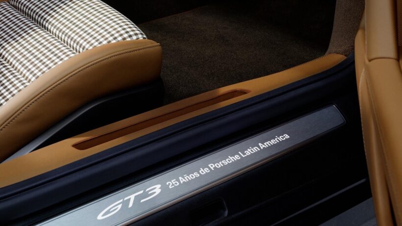 「ポルシェ 911 GT3 ツーリングパッケージ “オセロット”」のインテリア。