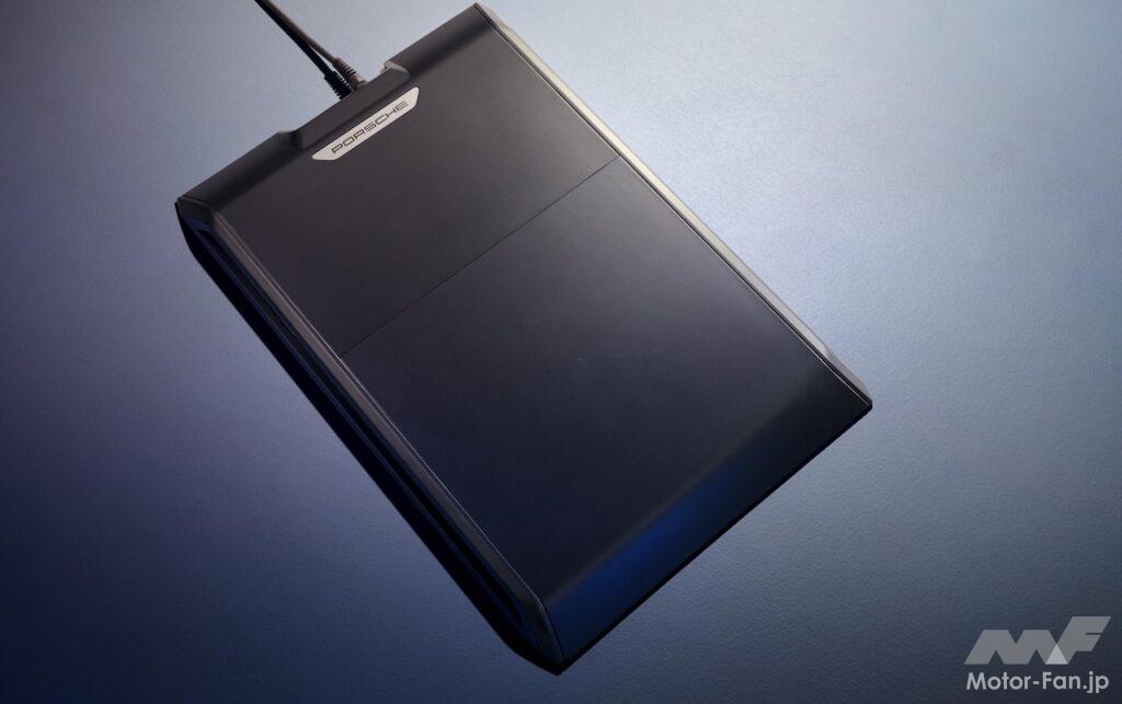 ポルシェ・ワイヤレス・チャージング・システムのフロアプレートは、駐車スペースに設置し電源につなぐだけで、充電に向けた準備が完了する。