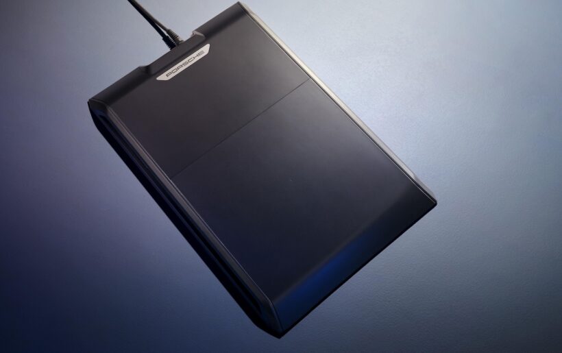 ポルシェ・ワイヤレス・チャージング・システムのフロアプレートは、駐車スペースに設置し電源につなぐだけで、充電に向けた準備が完了する。