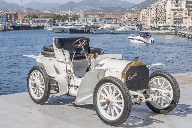 1900年、自動車愛好家のエミール・イェリネックのオーダーによって誕生した「メルセデス 35 HP」は、初めて「メルセデス」の名称が採用された。