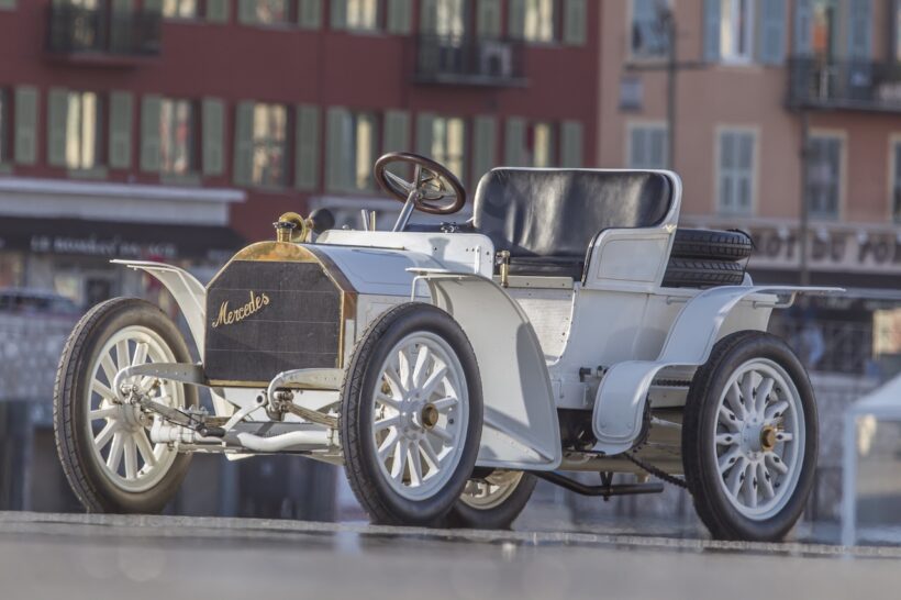 1900年、自動車愛好家のエミール・イェリネックのオーダーによって誕生した「メルセデス 35 HP」は、初めて「メルセデス」の名称が採用された。