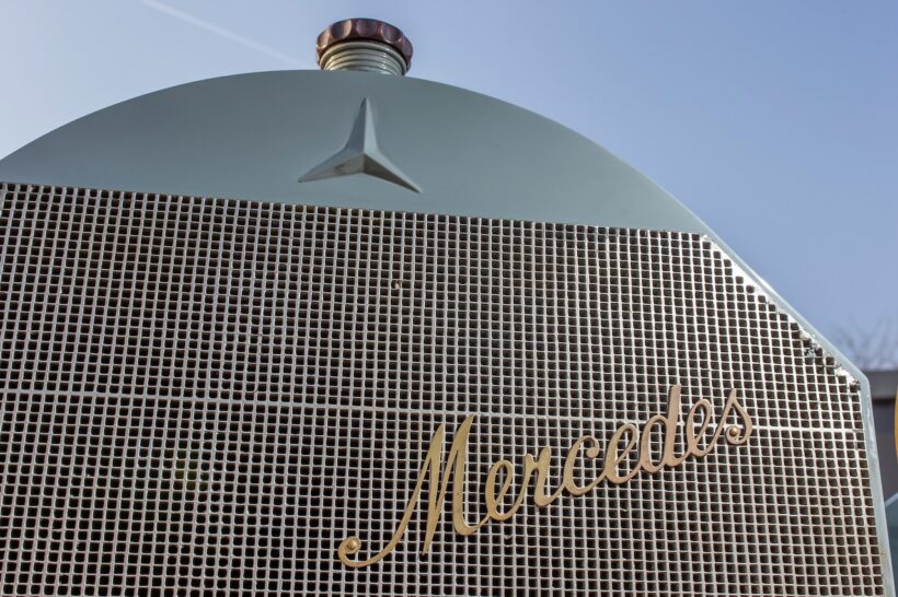 新型フル電動SUV「GLC with EQ テクノロジー」に採用された大型グリルは、1900年に登場した「メルセデス 35 HP」のハニカムクーラーをオマージュしている。