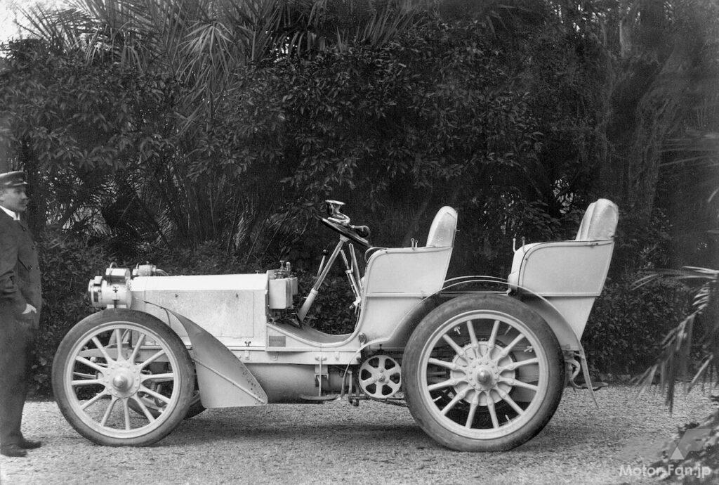 1900年、自動車愛好家のエミール・イェリネックのオーダーによって誕生した「メルセデス 35 HP」は、初めて「メルセデス」の名称が採用された。