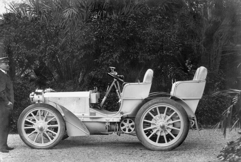 1900年、自動車愛好家のエミール・イェリネックのオーダーによって誕生した「メルセデス 35 HP」は、初めて「メルセデス」の名称が採用された。