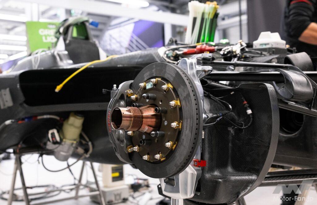 モータースポーツ活動の再編を行うポルシェは、フォーミュラEの体制を拡大。ドライバーだけでなく、技術陣の育成の場としても機能する。