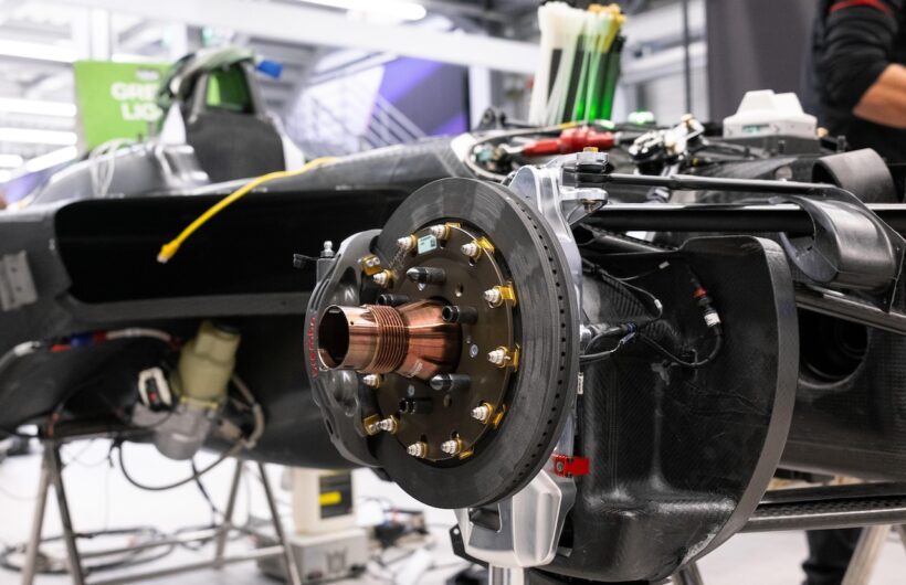 モータースポーツ活動の再編を行うポルシェは、フォーミュラEの体制を拡大。ドライバーだけでなく、技術陣の育成の場としても機能する。