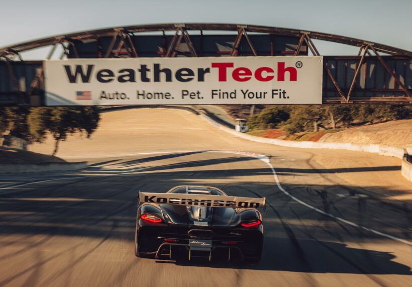 11月4日にラグナセカで行われた車両は、騒音制限があったため、追加のマフラーを装着していた。