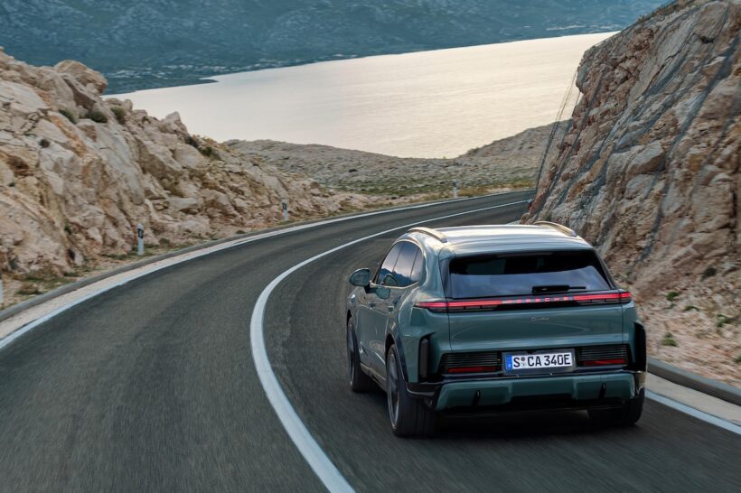 「ポルシェ カイエン エレクトリック」の走行シーン。