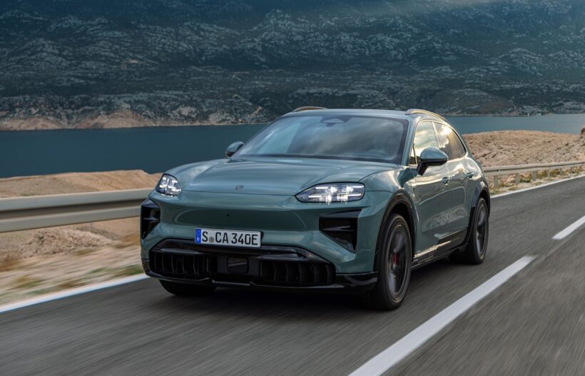 「ポルシェ カイエン エレクトリック」の走行シーン。