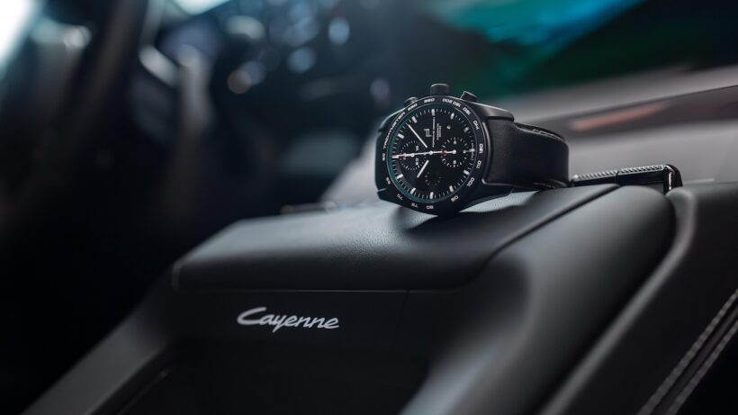 ポルシェデザインの特注腕時計にもカイエン仕様が追加され、車輌と同じ仕様で時計を注文できる。