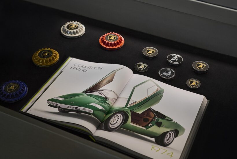 ランボルギーニの公式写真資料集『Automobili Lamborghini. Past. Present. Future』。