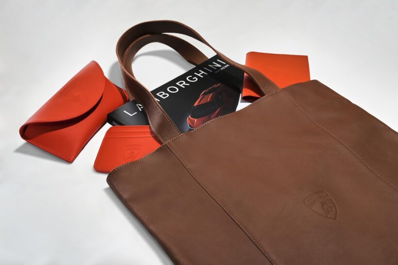 ランボルギーニ製車両の製造過程で生まれた廃材を再利用してアクセサリーを制作する「カルティエラ（Cartiera）」。