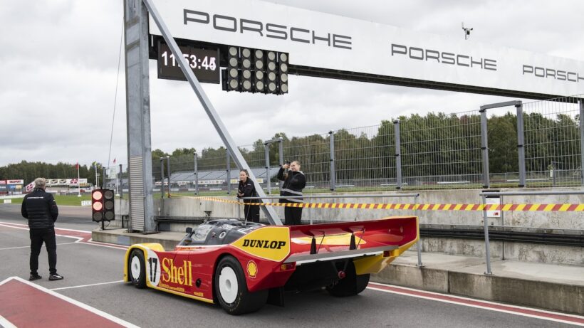 マンタープ・パークで、憧れのグループC「ポルシェ 962C」をドライブしたスウェーデン王室のカール・フィリップ王子。
