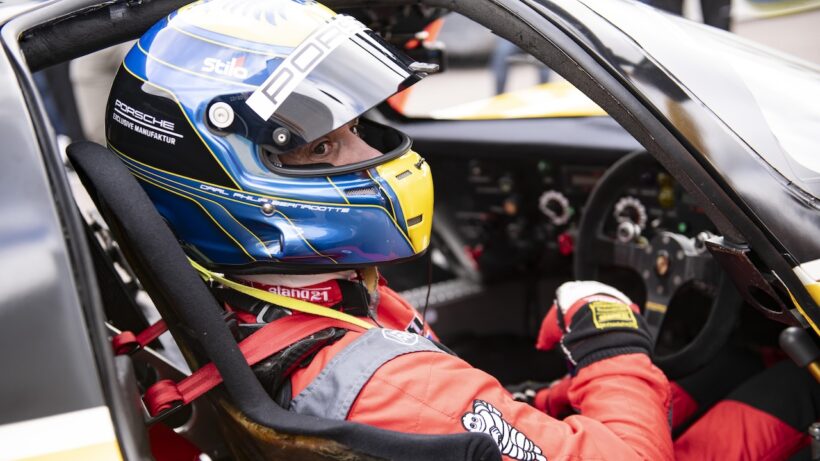 マンタープ・パークで、憧れのグループC「ポルシェ 962C」をドライブしたスウェーデン王室のカール・フィリップ王子。