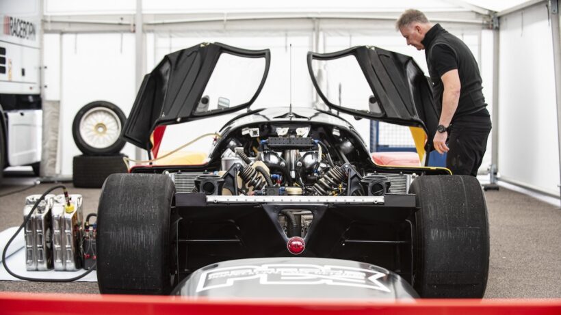 2021年に走行可能な状態にすべく、徹底的なレストアが実施された、グループCレーシングカー「ポルシェ 962C」。