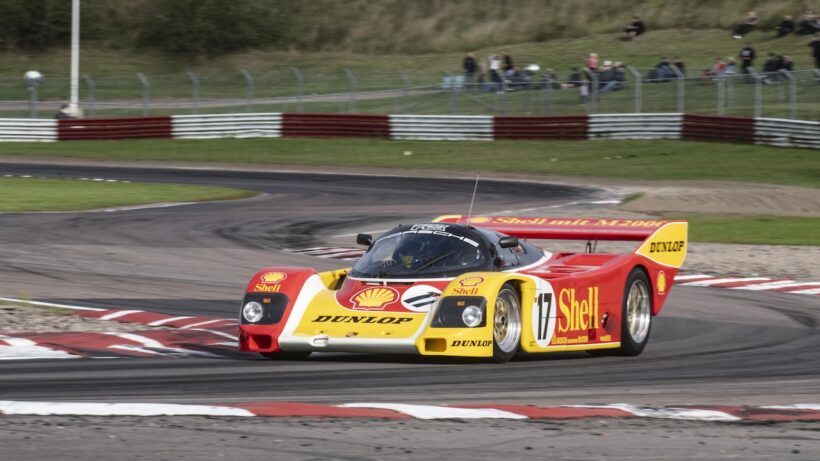 マンタープ・パークで、憧れのグループC「ポルシェ 962C」をドライブしたスウェーデン王室のカール・フィリップ王子。