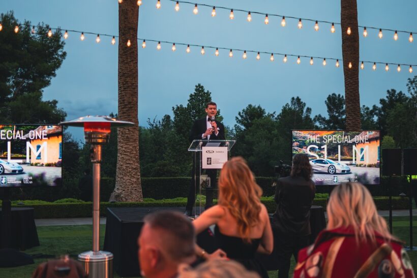 オークションは、ラスベガスのウィン・ホテルで行われた「amfARチャリティ・ガラ」内で実施された。