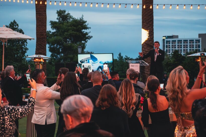 オークションは、ラスベガスのウィン・ホテルで行われた「amfARチャリティ・ガラ」内で実施された。