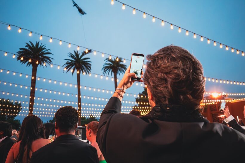 オークションは、ラスベガスのウィン・ホテルで行われた「amfARチャリティ・ガラ」内で実施された。