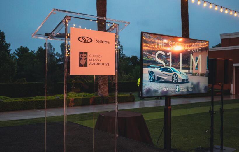 オークションは、ラスベガスのウィン・ホテルで行われた「amfARチャリティ・ガラ」内で実施された。