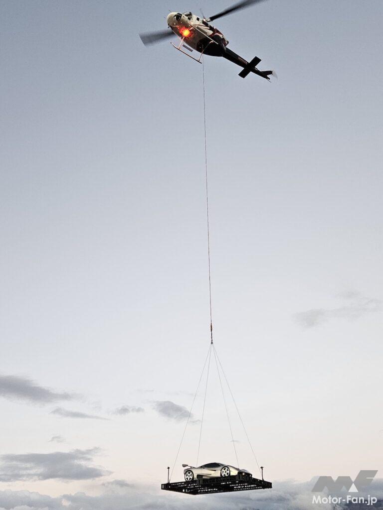 「GMSV S1 LM シャシーナンバー1」は、オークションが行われた、ラスベガスのウィン・ホテルに、ヘリコプターに吊り下げられて登場した。