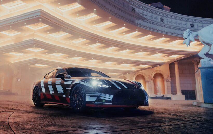 ラスベガスに「メルセデス AMG GT 4ドアクーペ」が持ち込まれ、ブラッド・ピットが参加して大規模な撮影が行われた。